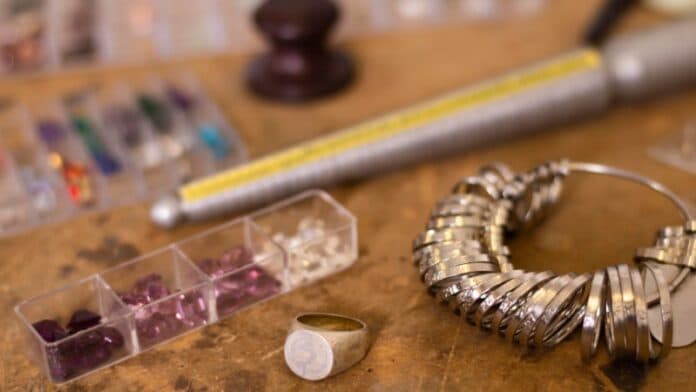 Welche Edelmetalle jetzt kaufen 2025 – Gold, Silber, Platin? Marktprognosen & Chancen