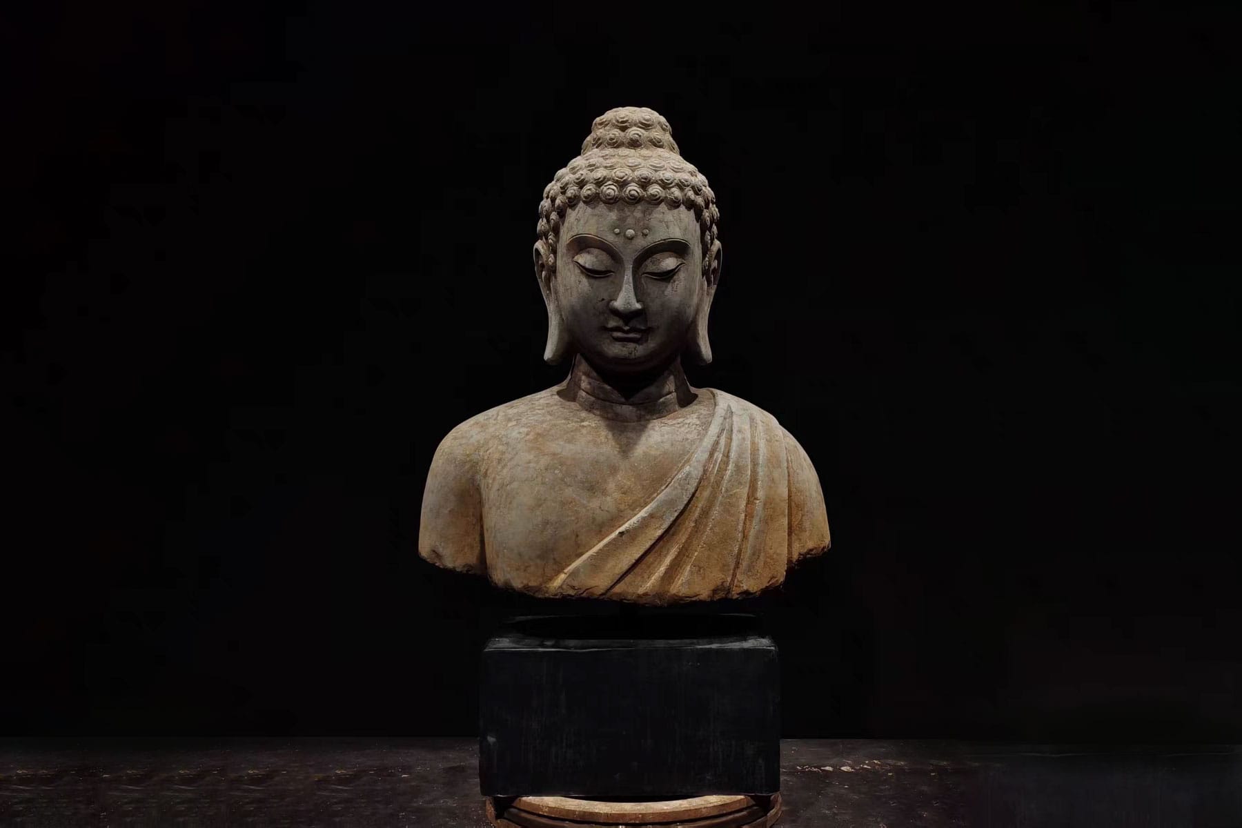 Wie du eine Buddha-Statue als Mittelpunkt deiner täglichen Achtsamkeit nutzt