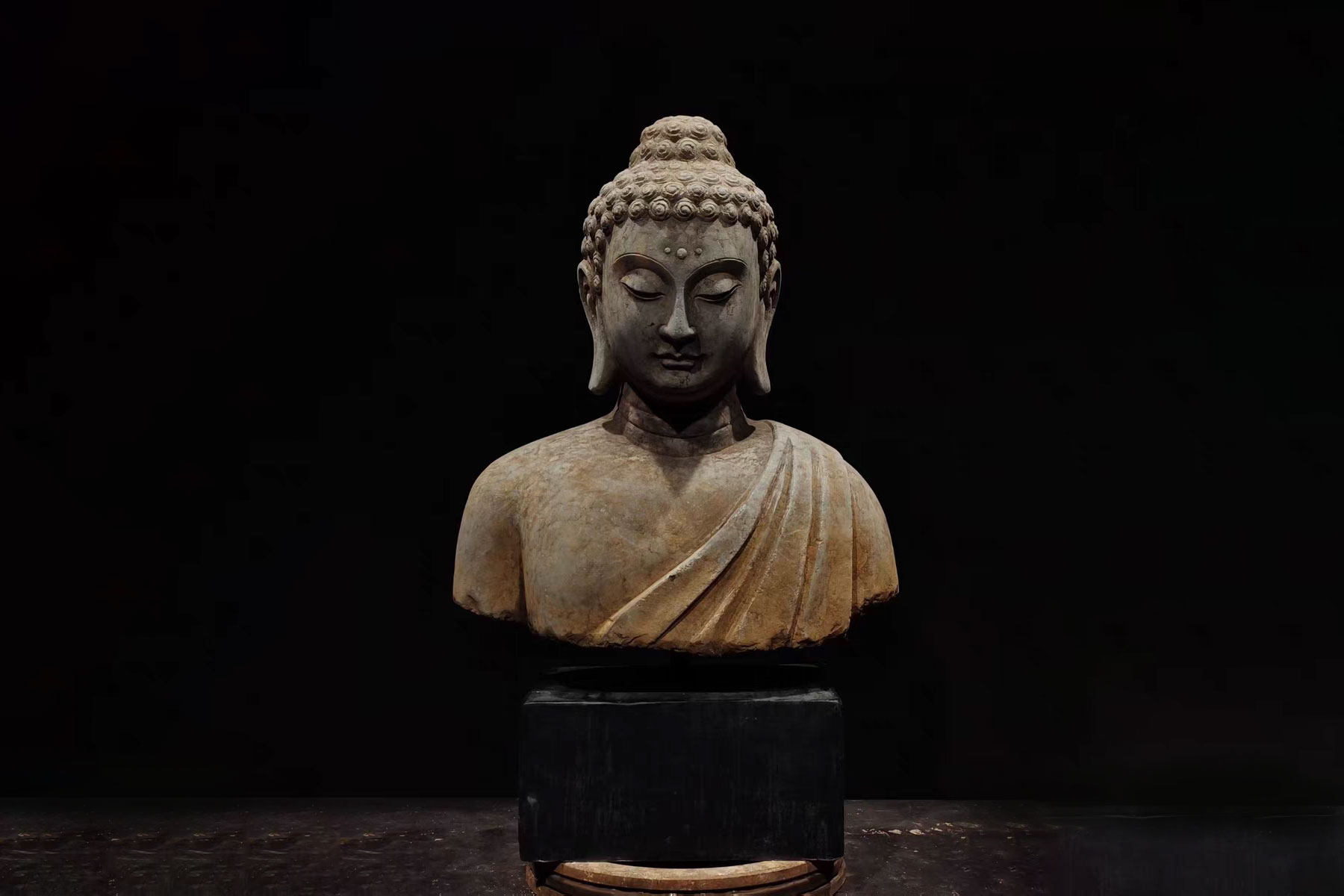 Wie du eine Buddha-Statue als Mittelpunkt deiner täglichen Achtsamkeit nutzt