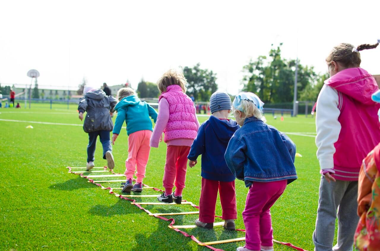 Gemeinsam spielen statt ausscheiden mit Spiele Kindergarten Turnhalle Ideen